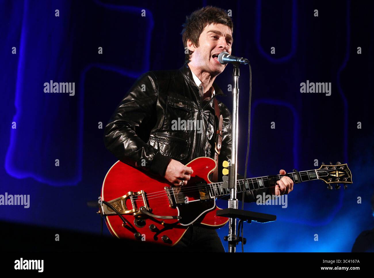 Noel thomas david gallagher singer hi-res stock photography and